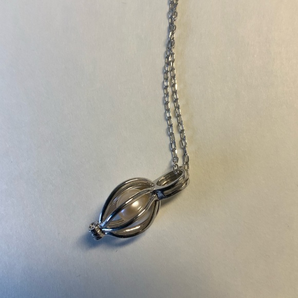 Cultured freshwater pearl pendant with 18” Sterling Silver chain. - Picture 3 of 3